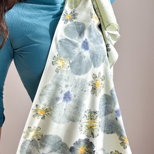 Azur Verde � Șal din voal de lână cu imprimeu vegetal (hibiscus, cosmos, corcodus) - îmbrăcăminte și modă - eșarfe, pălării, fularuri - eșarfe - Artynos.ro