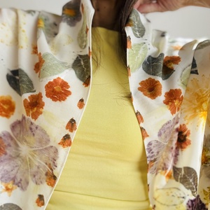 Flori Solare  Sal din voal de lana cu imprimeu vegetal (cosmos, nalba, coreopsis) - Artynos.ro