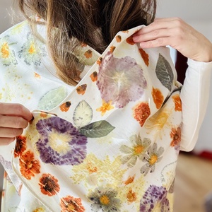 Flori Solare  Șal din voal de lână cu imprimeu vegetal (cosmos, nalbă, coreopsis) - îmbrăcăminte și modă - eșarfe, pălării, fularuri - eșarfe - Artynos.ro