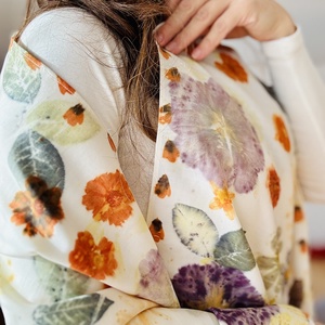 Flori Solare  Șal din voal de lână cu imprimeu vegetal (cosmos, nalbă, coreopsis) - îmbrăcăminte și modă - eșarfe, pălării, fularuri - eșarfe - Artynos.ro