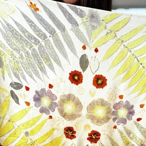 Armonia florilor  Eșarfă din mătase cu imprimeu vegetal (coreopsis, nalbă, sumac) - îmbrăcăminte și modă - eșarfe, pălării, fularuri - eșarfe - Artynos.ro