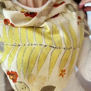 Armonia florilor  Eșarfă din mătase cu imprimeu vegetal (coreopsis, nalbă, sumac) - îmbrăcăminte și modă - eșarfe, pălării, fularuri - eșarfe - Artynos.ro
