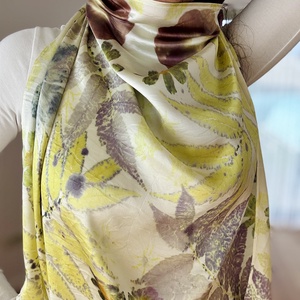 Stralucire botanica  Esarfa din matase cu imprimeu vegetal (cosmos, nalba, hibiscus, sumac) - Artynos.ro