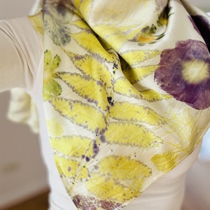 Strălucire botanică  Eșarfă din mătase cu imprimeu vegetal (cosmos, nalbă, hibiscus, sumac) - îmbrăcăminte și modă - eșarfe, pălării, fularuri - eșarfe - Artynos.ro