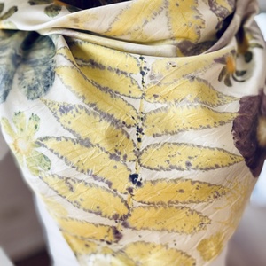 Strălucire botanică  Eșarfă din mătase cu imprimeu vegetal (cosmos, nalbă, hibiscus, sumac) - îmbrăcăminte și modă - eșarfe, pălării, fularuri - eșarfe - Artynos.ro