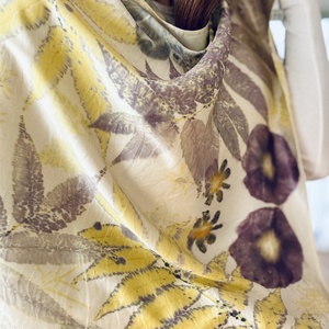 Strălucire botanică  Eșarfă din mătase cu imprimeu vegetal (cosmos, nalbă, hibiscus, sumac) - îmbrăcăminte și modă - eșarfe, pălării, fularuri - eșarfe - Artynos.ro