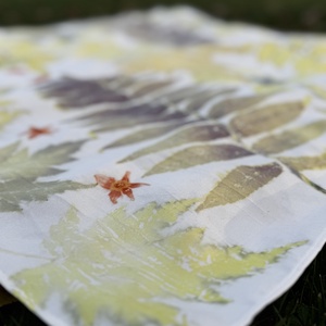 Esarfa din matase imprimata vegetal (cosmos, artar, sumac), Imbracaminte si moda, Esarfe, palarii, fularuri, Esarfe, Cusatura, Vopsirea matasei, ARTYNOS