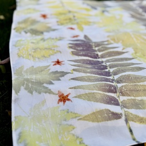 Eșarfă din mătase imprimată vegetal (cosmos, artar, sumac) - îmbrăcăminte și modă - eșarfe, pălării, fularuri - eșarfe - Artynos.ro