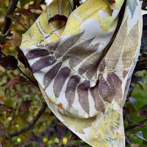 Eșarfă din mătase imprimată vegetal (cosmos, artar, sumac) - îmbrăcăminte și modă - eșarfe, pălării, fularuri - eșarfe - Artynos.ro