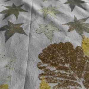 Eșarfă din mătase imprimată vegetal (coreopsis, artar japonez, mesteacăn, stejar) - îmbrăcăminte și modă - eșarfe, pălării, fularuri - eșarfe - Artynos.ro