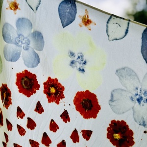 Eșarfă din mătase imprimată vegetal (hibiscus, coreopsis) - îmbrăcăminte și modă - eșarfe, pălării, fularuri - eșarfe - Artynos.ro