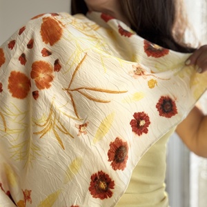 Eșarfă din mătase imprimată vegetal (cosmos, coreopsis) - îmbrăcăminte și modă - eșarfe, pălării, fularuri - eșarfe - Artynos.ro