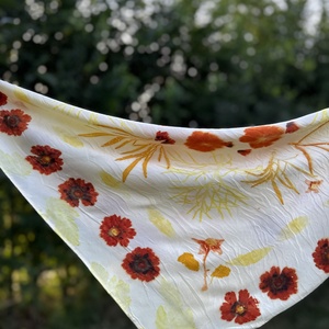 Eșarfă din mătase imprimată vegetal (cosmos, coreopsis) - îmbrăcăminte și modă - eșarfe, pălării, fularuri - eșarfe - Artynos.ro