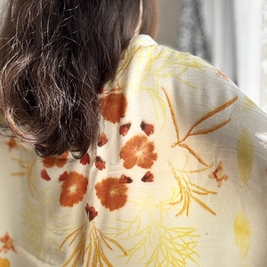 Eșarfă din mătase imprimată vegetal (cosmos, coreopsis) - îmbrăcăminte și modă - eșarfe, pălării, fularuri - eșarfe - Artynos.ro