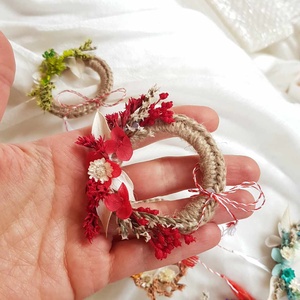 Martisor handmade, tip brosa, cu flori uscate și criogenate  culoarea roșie - bijuterii - mărțișor - Artynos.ro