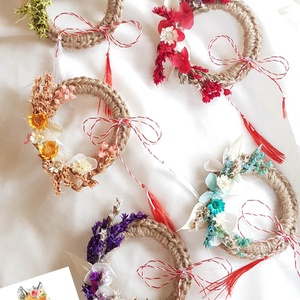 Martisor handmade, tip brosa, cu flori uscate și criogenate  culoarea roșie - bijuterii - mărțișor - Artynos.ro