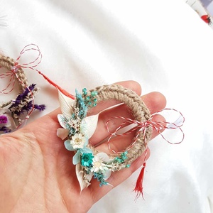 Martisor handmade, tip brosa, cu flori uscate și criogenate  culoarea roșie - bijuterii - mărțișor - Artynos.ro