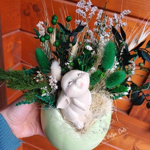 Decoratiune de Paste, in ou vernil, cu flori uscate si criogenate si cu iepuras zen - Artynos.ro
