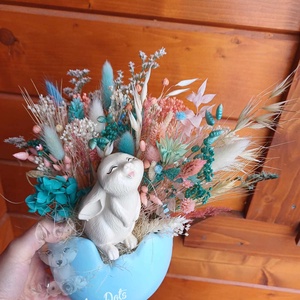 Decoratiune de Paste, in ou bleu, cu flori uscate si criogenate si cu iepuras zen - Artynos.ro