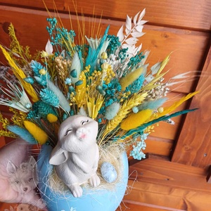 Decoratiune de Paste, in ou bleu, cu flori uscate si criogenate si cu iepuras zen - Artynos.ro