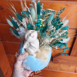 Decoratiune de Paste, in ou bleu, cu iepuras siflori uscate si criogenate - Artynos.ro