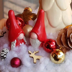 Decorațiune de iarnă cu doi gnomi roșii si bradut - crăciun - cadouri de moș crăciun - decor cu moș crăciun - Artynos.ro