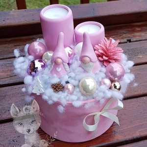 Decoratiune de iarna -  cu doi gnomi si bradut in cutie medie de catifea roz, Craciun, Cadouri de Mos Craciun, Decor cu Mos Craciun, Obiecte pictate, Pictura, ARTYNOS