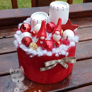 Decoratiune de iarna -  cu doi gnomi si bradut in cutie medie de catifea rosie, Craciun, Cadouri de Mos Craciun, Decor cu Mos Craciun, Obiecte pictate, Pictura, ARTYNOS