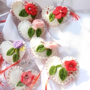 Mărțișor lucrat manual din fetru, tip broșă, inimioară cu floare roșie - bijuterii - mărțișor - Artynos.ro