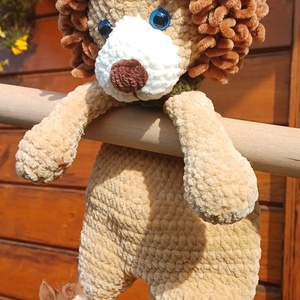 Leu crosetat manual din fir catifelat - Artynos.ro