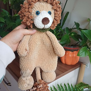 Leu crosetat manual din fir catifelat - jucării și echipamente pentru copii - plușuri - figurine de pluș - Artynos.ro