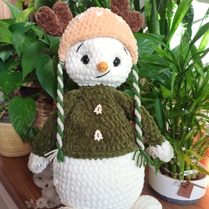 Om de zapada cu caciulita de ren crosetat manual din fir catifelat - Artynos.ro