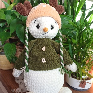 Om de zăpadă cu căciuliță de ren crosetat manual din fir catifelat - jucării și echipamente pentru copii - plușuri - figurine de pluș - Artynos.ro