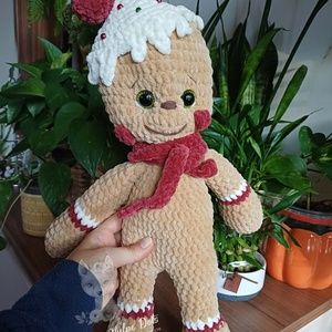 Om de turta dulce crosetat manual din fir catifelat - Gingerbread man - Artynos.ro