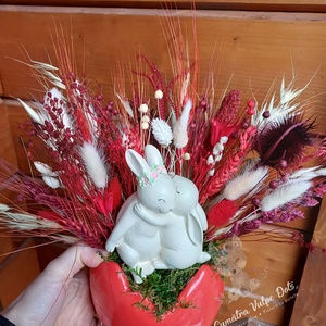 Decoratiune de Paste, in ou rosu, cu flori uscate si criogenate si cuplu de iepurasi, Decor de sarbatori, Decoratiuni de Paste, Decor masa de Paste, Aranjament de flori, ARTYNOS