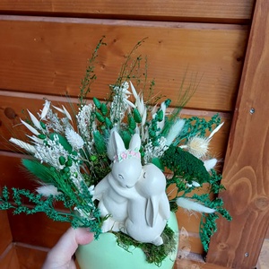 Decoratiune de Paste, in ou vernil, cu flori uscate si criogenate si cuplu de iepurasi, Decor de sarbatori, Decoratiuni de Paste, Decor masa de Paste, Aranjament de flori, ARTYNOS