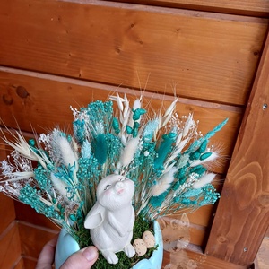 Decoratiune de Paste, in ou turcoaz, cu flori uscate si criogenate si cuplu de iepurasi - Artynos.ro