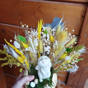 Decoratiune de Paste, in ou galben, cu flori uscate si criogenate si cu iepuras zen si flori uscate si criogenate - Artynos.ro