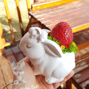 Decoratiune de Paste, iepuras cu licheni stabilizati si ou rosu - Artynos.ro