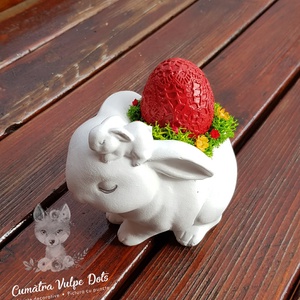 Decoratiune de Paste, iepuras cu licheni stabilizati si ou rosu - decor de sărbători - decorațiuni de paște - decor masă de paște - Artynos.ro