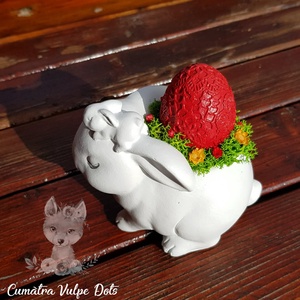 Decoratiune de Paste, iepuras cu licheni stabilizati si ou rosu - decor de sărbători - decorațiuni de paște - decor masă de paște - Artynos.ro