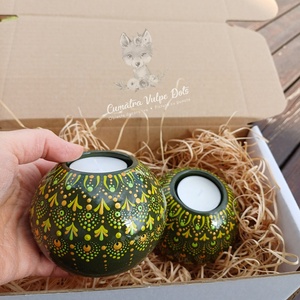 Set 2 obiecte decorative - suporturi lumanare - verde oliv - pictura cu puncte - Artynos.ro