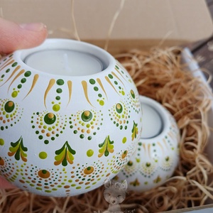 Set 2 obiecte decorative - suporturi lumanare - alb cu verde oliv - pictura cu puncte - Artynos.ro