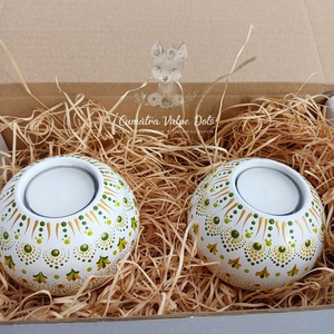 Set 2 obiecte decorative - suporturi lumânare - alb cu verde oliv - pictură cu puncte - casă & stil de viață - lumânări, parfumuri, arome - suport de lumânări - Artynos.ro