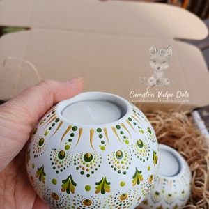 Set 2 obiecte decorative - suporturi lumânare - alb cu verde oliv - pictură cu puncte - casă & stil de viață - lumânări, parfumuri, arome - suport de lumânări - Artynos.ro