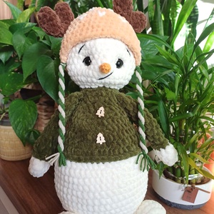 Om de zăpadă cu căciuliță de ren crosetat manual din fir catifelat - jucării și echipamente pentru copii - plușuri - figurine de pluș - Artynos.ro