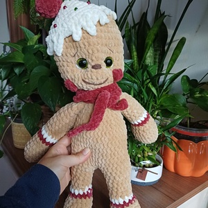 Om de turta dulce crosetat manual din fir catifelat - Gingerbread man - Artynos.ro