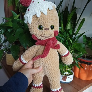 Om de turtă dulce crosetat manual din fir catifelat - Gingerbread man - jucării și echipamente pentru copii - plușuri - figurine de pluș - Artynos.ro