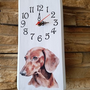 Ceas de perete din lemn alb cu caine dachshund maro  - Artynos.ro