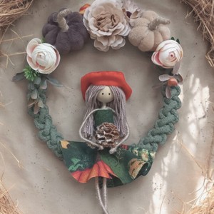 Coroană de macramé de toamnă cu o fetiță purtând o pălărie și flori -  - Artynos.ro